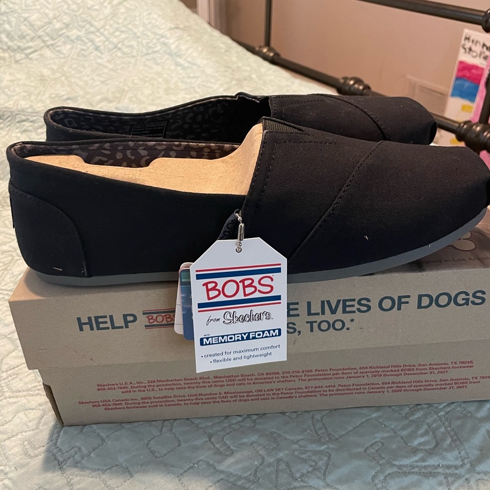Skechers Bobs slip on flats. NWT. Size 10W